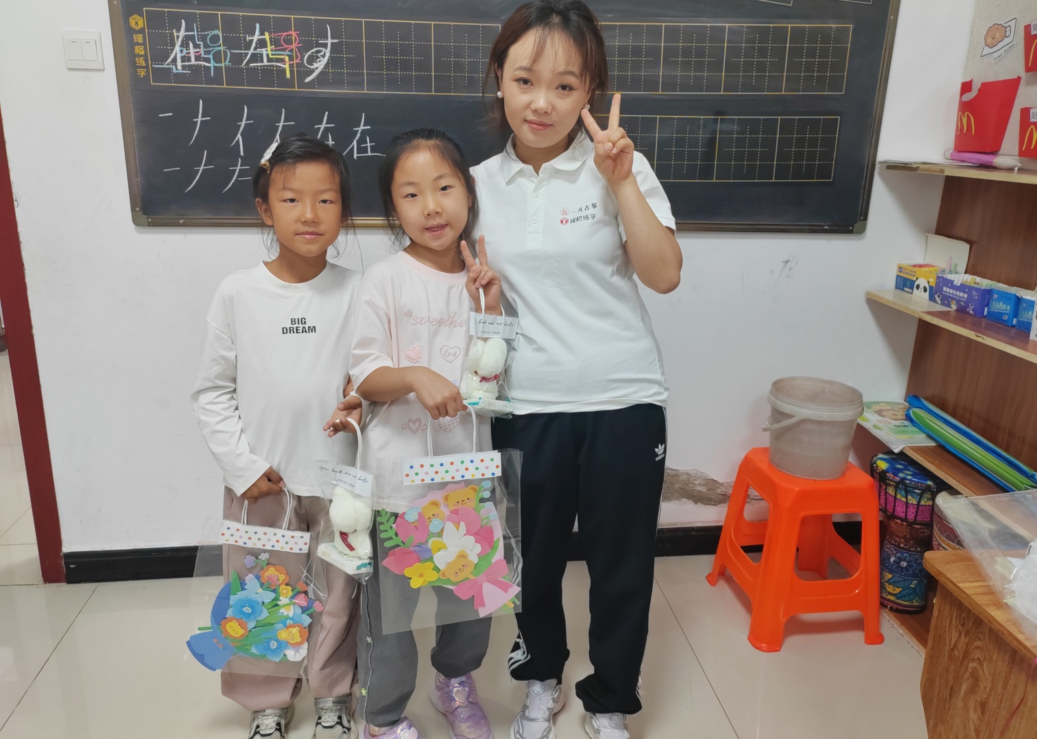 1789008308301172.jpg 西城街道如意东社区关工委“感谢师恩,巧手传情”少年儿童手工花束、贺卡制作活动照片4_副本.jpg