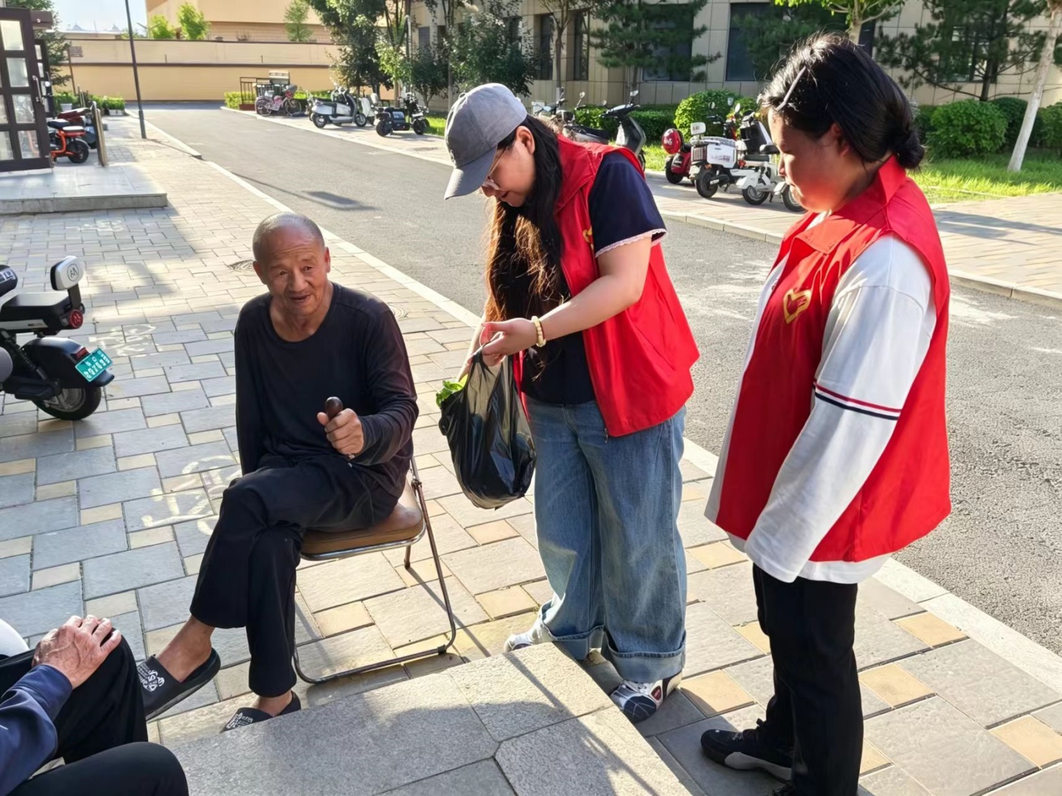 1789094734401998.jpg 西城街道新景四季东社区关工委开展“育苗鲜蔬送家门,温情关怀暖人心”助老活动照片2_副本.jpg