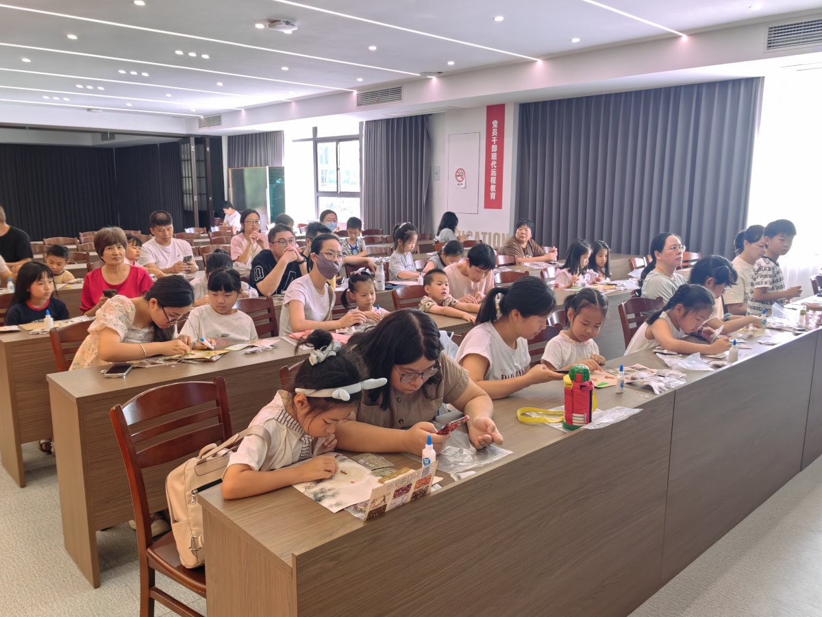 1789431035946791.jpg 箭港湖社区开展中草药香氛画亲子 DIY 活动.jpg
