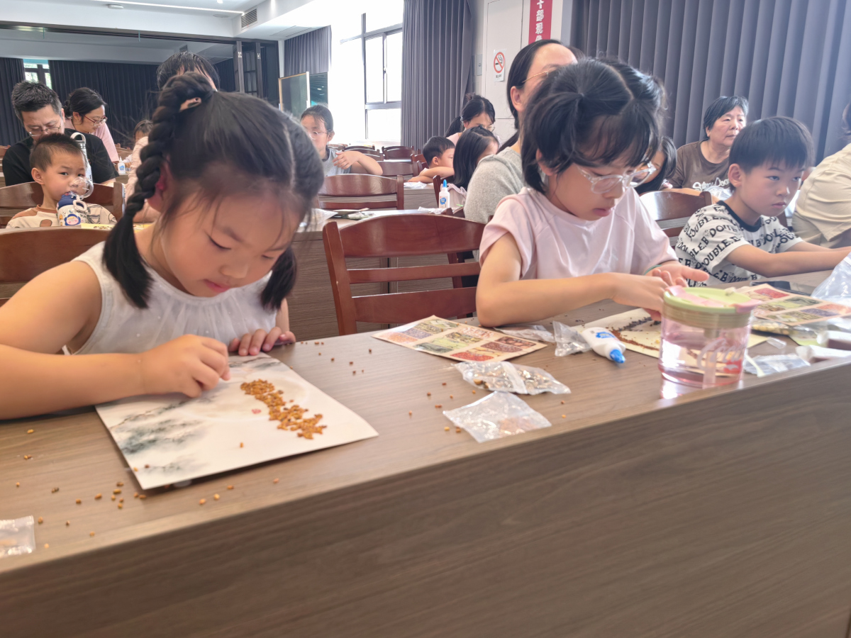 1789431063678215.jpg 箭港湖社区开展中草药香氛画亲子 DIY 活动 (2).jpg