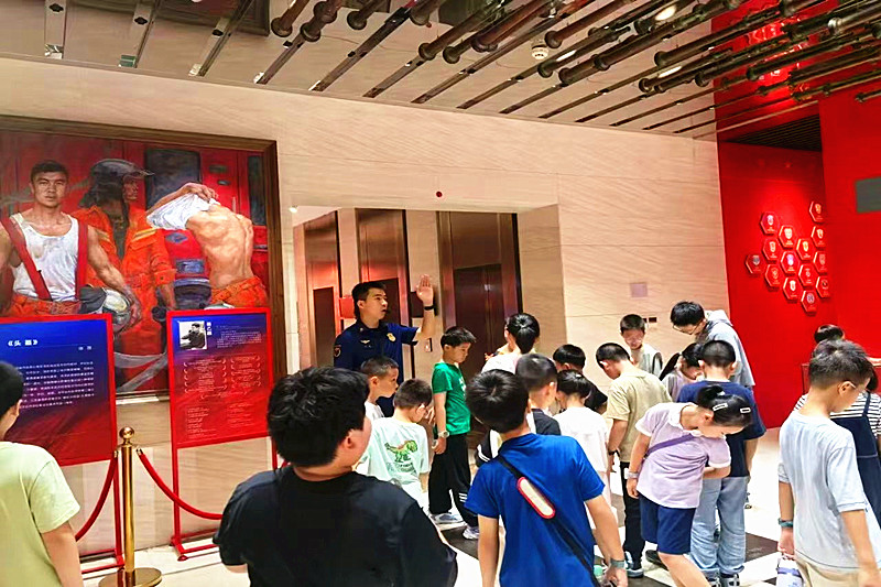 1789444579475496.jpg 江苏省南京市鼓楼区区级机关关工委开展“走进消防博物馆,安全护航伴成长”消防安全科普研学活动 (4).jpg