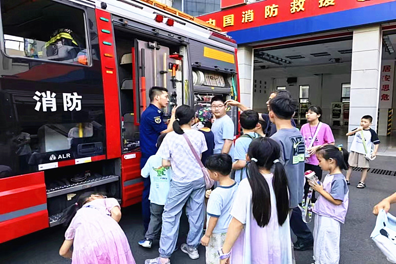1789444590302506.jpg 江苏省南京市鼓楼区区级机关关工委开展“走进消防博物馆,安全护航伴成长”消防安全科普研学活动 (5).jpg