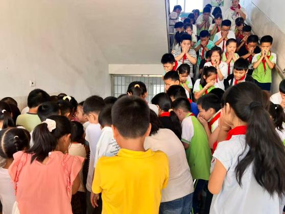 1789534766469332.png 福建省漳州市长泰区古农农场中心小学关工委开展防震消防综合演练2.png
