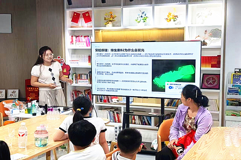 1789607048231149.jpg 江苏省南京市玄武区孝陵卫街道钟灵街社区开展“色彩魔法师”科学实验科普活动(1).jpg