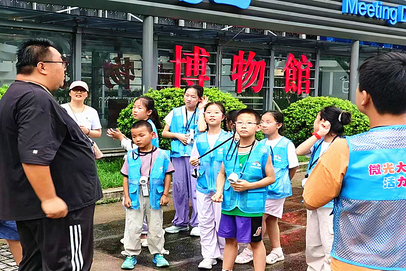 1789607269962766.jpg 江苏省南京市玄武区梅园新村街道大行宫社区关工委开展“微光研学师?红色读城悟初心”主题研学活动(1).jpg