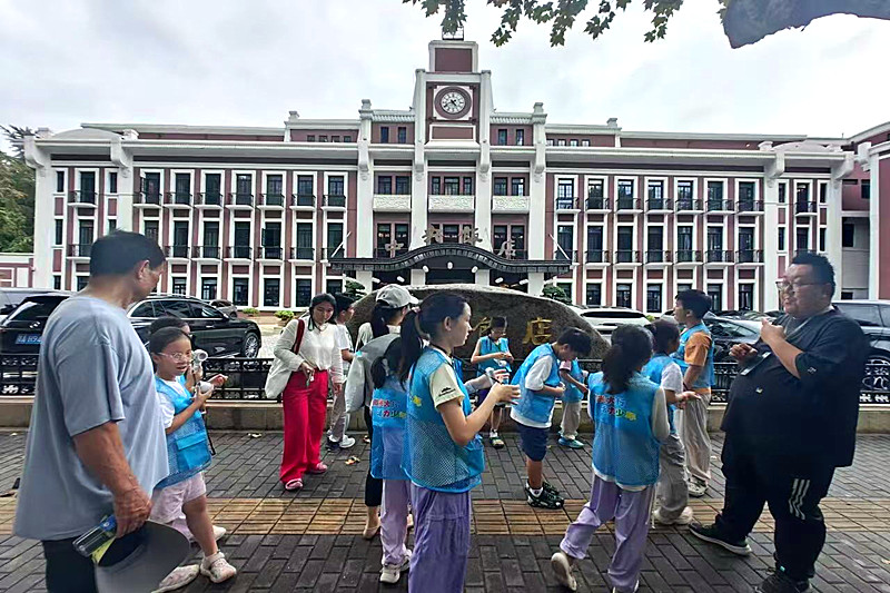 1789607289825074.jpg 江苏省南京市玄武区梅园新村街道大行宫社区关工委开展“微光研学师?红色读城悟初心”主题研学活动(3).jpg