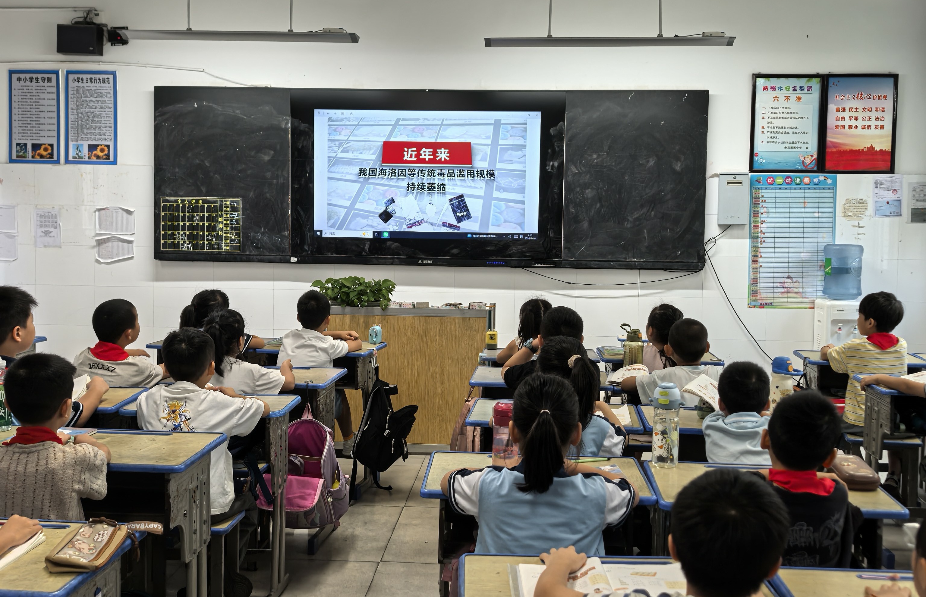 1789696887363431.jpg 1学校动态照片_爱奇艺.jpg