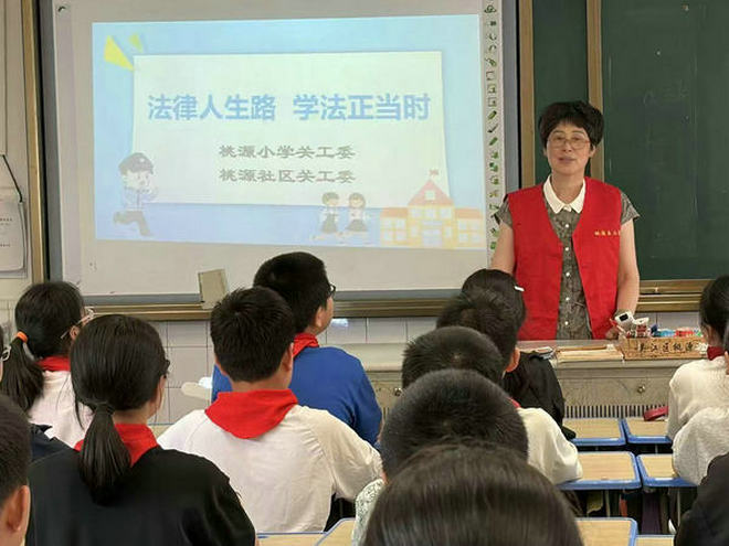 1789711794172505.jpg 【桃源镇】老教师钮玲凤:430多堂主题教育课!她让孩子们爱上课堂3.jpg