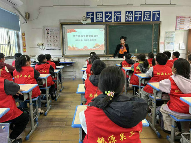 1789711812856948.jpg 【桃源镇】老教师钮玲凤:430多堂主题教育课!她让孩子们爱上课堂.jpg