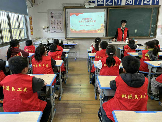 1789711829301237.jpg 【桃源镇】老教师钮玲凤:430多堂主题教育课!她让孩子们爱上课堂2.jpg
