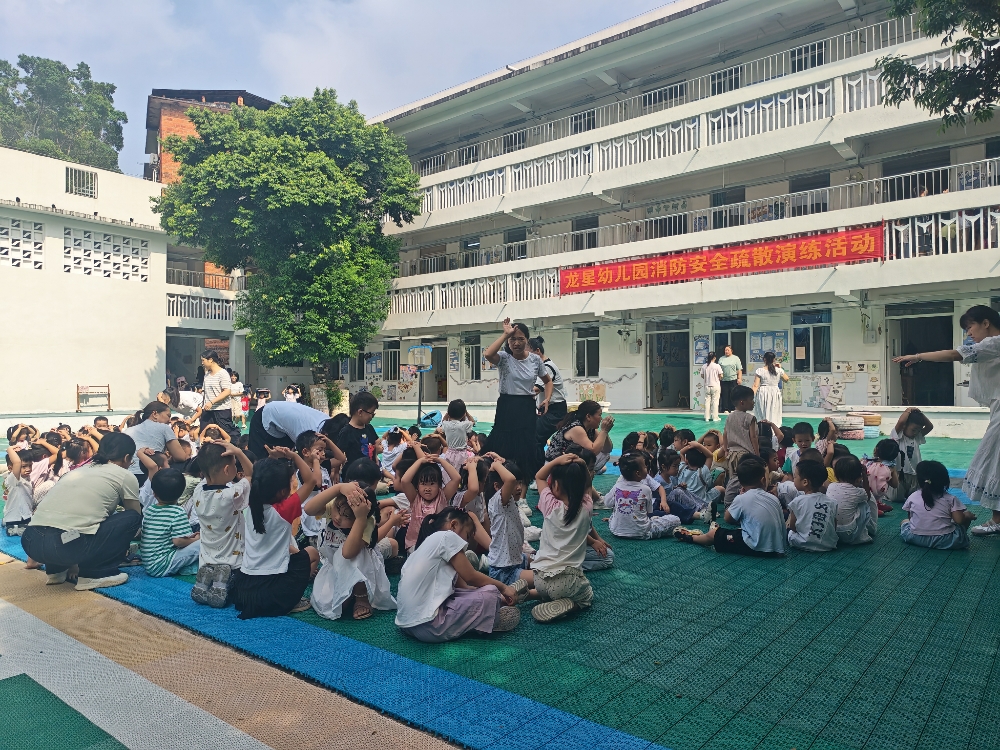 广西壮族自治区柳州市鱼峰区天山社区关工领导小组联合学校开展应急疏散演练活动—图为龙星幼儿园疏散演练现场.jpg