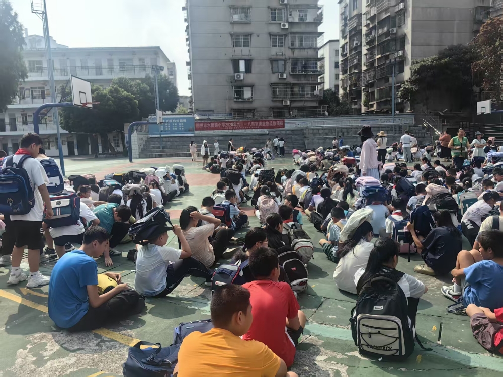 广西壮族自治区柳州市鱼峰区天山社区关工领导小组联合学校开展应急疏散演练活动—图为水南路小学疏散演练现场.jpg