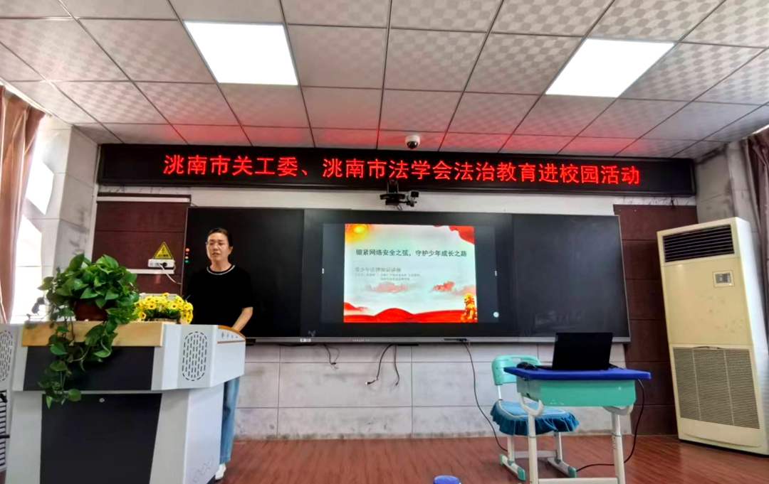 1789770595663782.jpg 校长邱立艳二.jpg