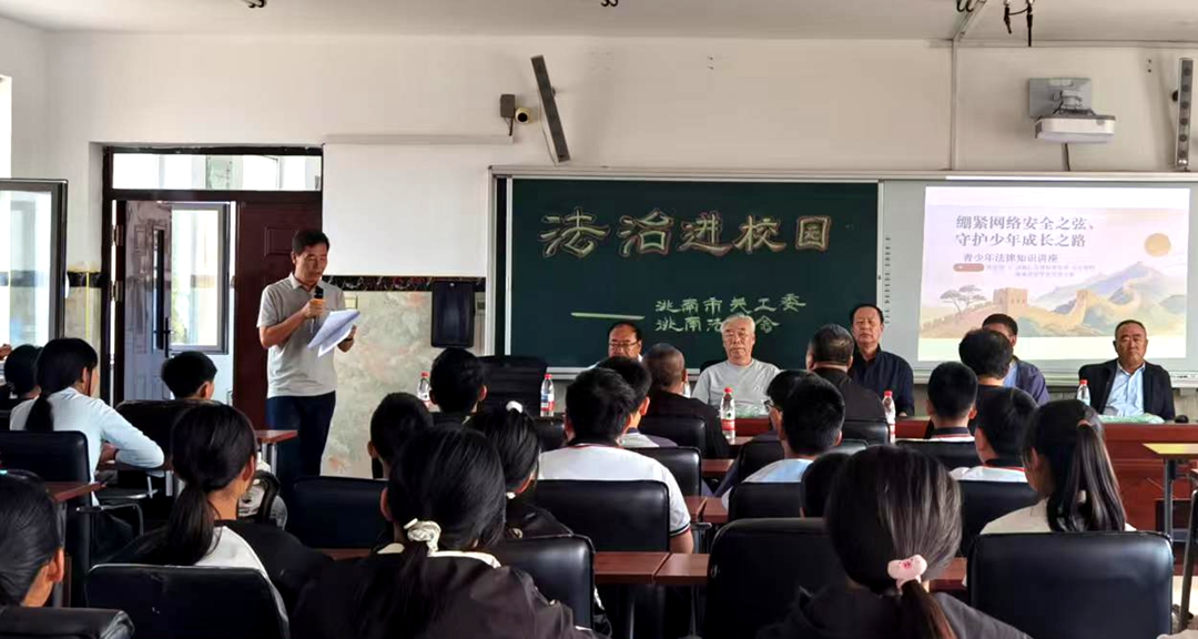 1789770615869546.jpg 校长任清林万宝镇.jpg