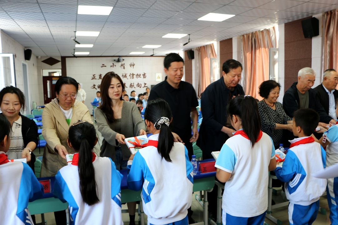 1789770923518366.jpg 赠书二小.jpg