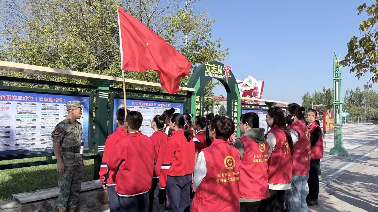1789884471722186.jpg 大庆市红岗区红岗街道伟业社区关工小组开展国防教育宣传活动.jpg