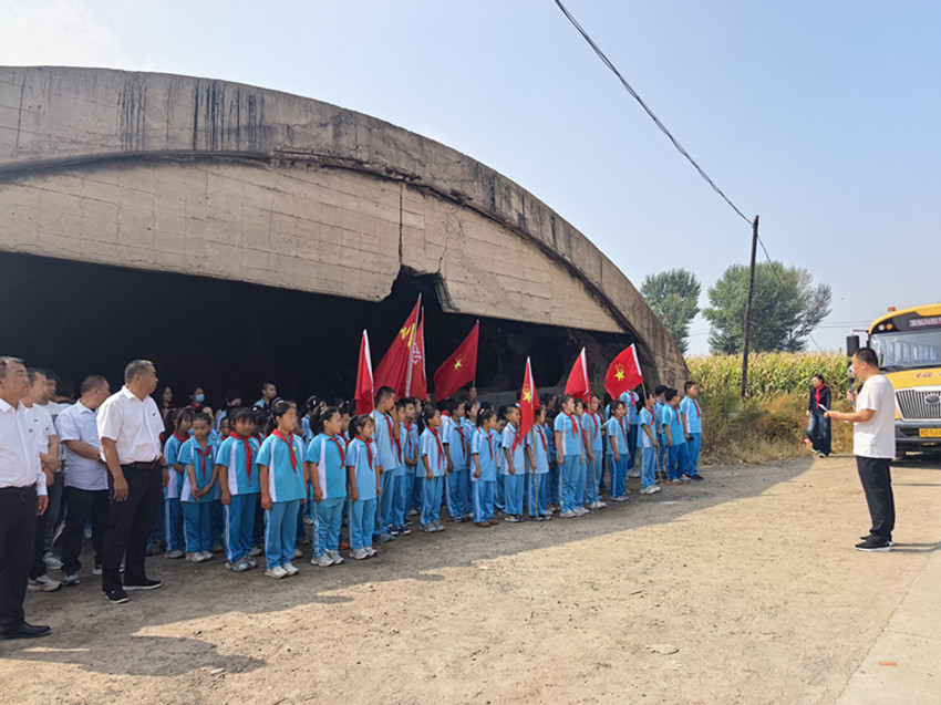 1789907310884453.jpg 马蹄营子小学关工委“缅怀革命先烈,铭记历史”纪念9.18爱国主义教育活动照片8_副本.jpg