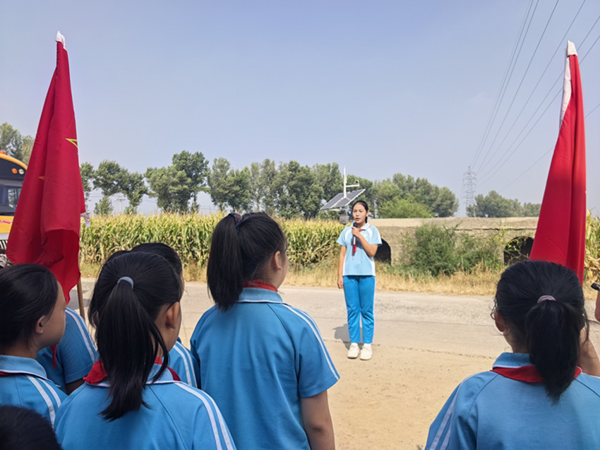 1789907361793900.jpg 马蹄营子小学关工委“缅怀革命先烈,铭记历史”纪念9.18爱国主义教育活动照片7_副本.jpg