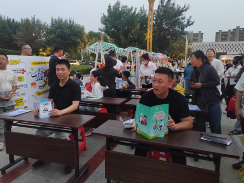 1789910818681845.jpg 西城街道如意东社区“趣味中秋乐邻里,欢声笑语忆课堂”活动照片1_副本.jpg