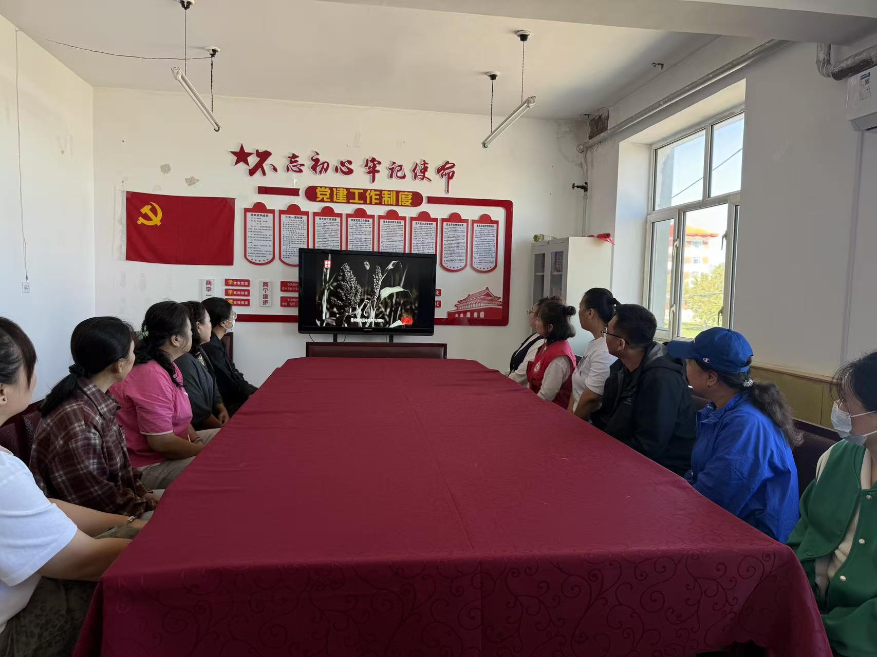 大庆市红岗区杏南街道天星社区关工小组开展红色观影活动.jpg