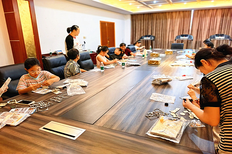 1789967212713500.jpg 江苏省南京市江宁区横溪街道勇跃社区关工委开展青少年科技手工制作活动(1).jpg