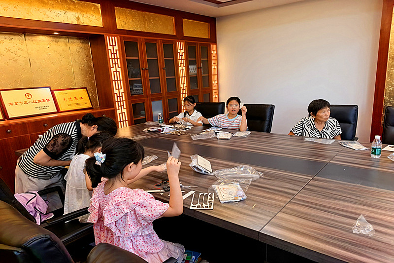 1789967222488313.jpg 江苏省南京市江宁区横溪街道勇跃社区关工委开展青少年科技手工制作活动(2).jpg
