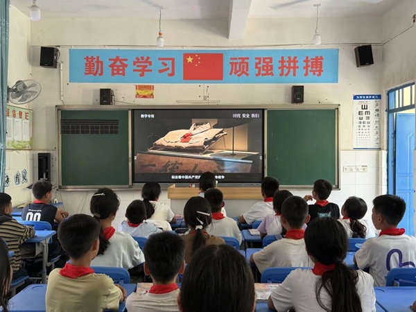 1790040750464956.jpg 观看国防教育视频.jpg