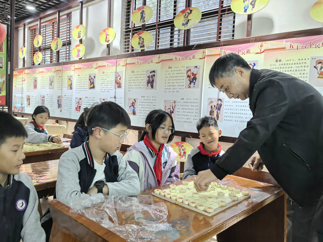 桃源镇老教师吴林民：退休不褪色，棋盘写春秋3.jpg