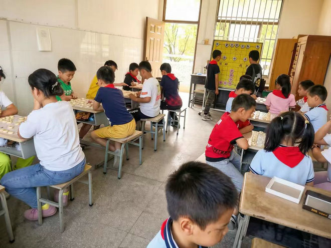 桃源镇老教师吴林民：退休不褪色，棋盘写春秋2.jpg