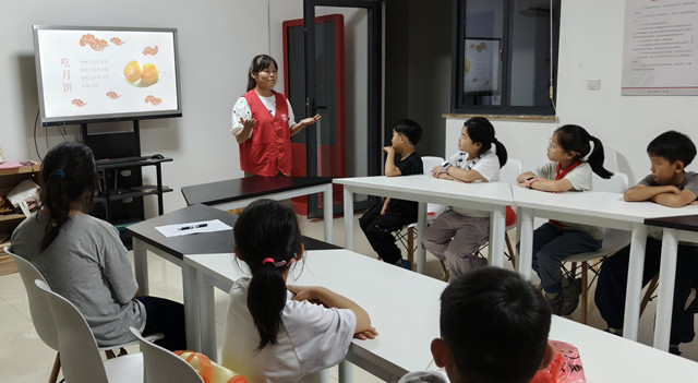9月19日中秋学名人故事玩科学实验活动照片 (6)_副本.jpg
