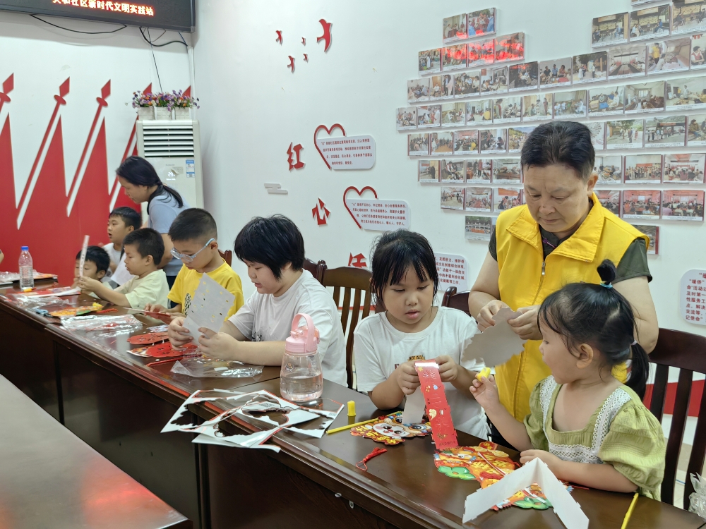 “五老”协助青少年制作花灯.jpg