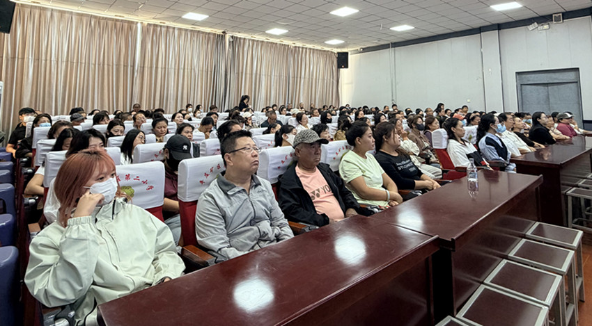 1790170563707745.jpg 平矿二小关工委“家校携手,育见未来”六年级家长讲座照片6_副本.jpg