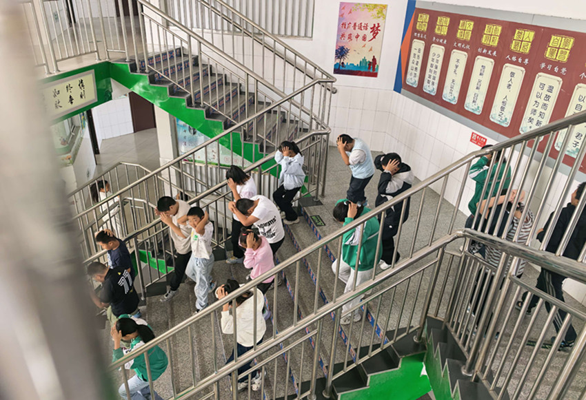 1790171738716182.jpg 平矿一小关工委“防空演练强技能,红色教育润童心”9.18防空演练活动照片7_副本.jpg