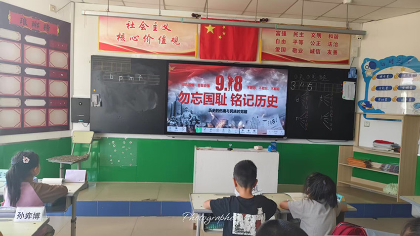 1790171774624268.jpg 平矿一小关工委“防空演练强技能,红色教育润童心”9.18防空演练活动照片2_副本.jpg