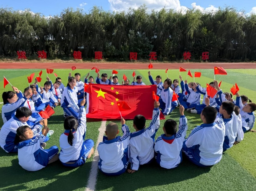 1790204286814849.jpg 拜泉县时中乡中心学校关工领导小组开展“我和国旗合个影”主题教育2.jpg