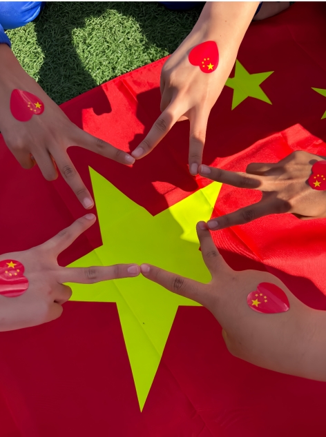 1790204315713619.jpg 拜泉县时中乡中心学校关工领导小组开展“我和国旗合个影”主题教育3.jpg