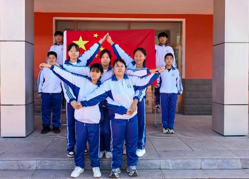 1790204337920086.jpg 拜泉县时中乡中心学校关工领导小组开展“我和国旗合个影”主题教育4.jpg