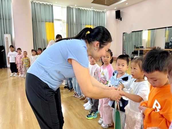 发放慰问品现场.jpg