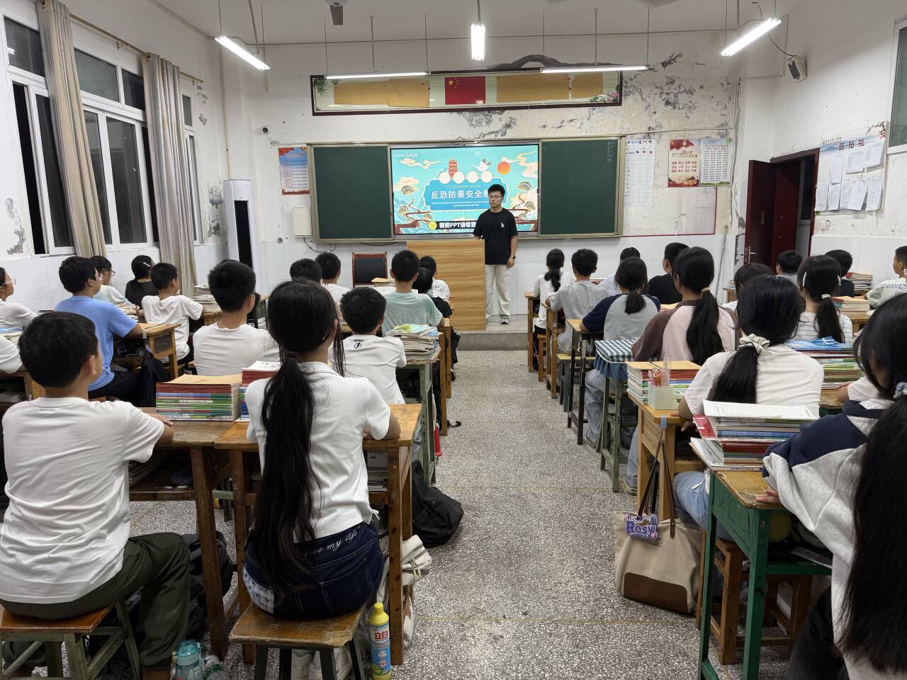 1790516162840236.jpg 校园反恐防暴宣传.jpg