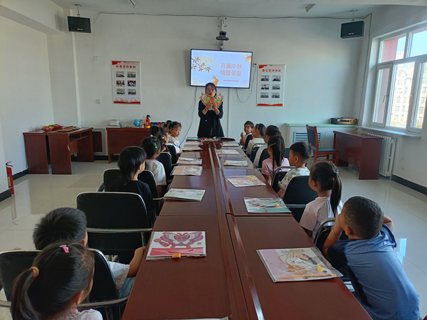 1790559921633685.jpg 西城街道阳光社区关工委、区第五幼儿园关工委“月满中秋,童趣传情”中秋主题活动照片2_副本.jpg