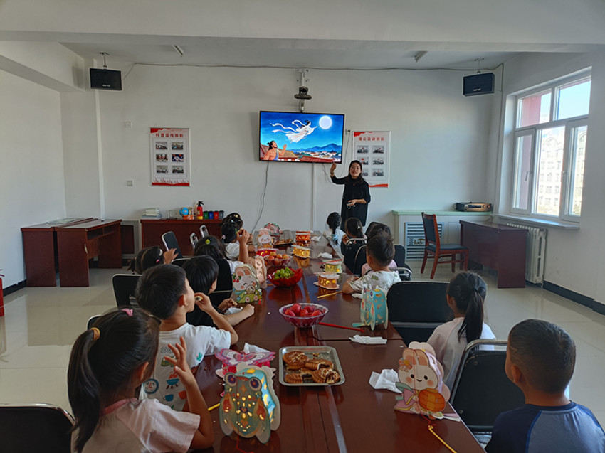 1790559994244342.jpg 西城街道阳光社区关工委、区第五幼儿园关工委“月满中秋,童趣传情”中秋主题活动照片4_副本.jpg