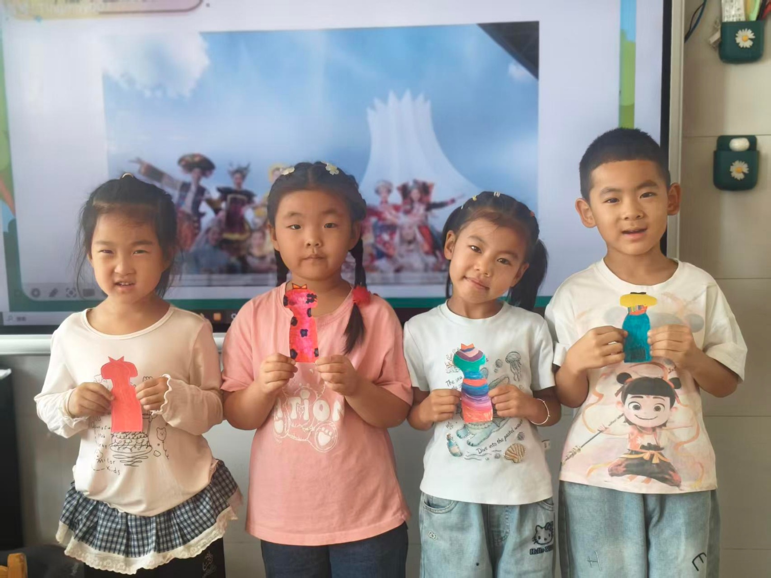 1790644534216441.jpg 第四幼儿园关工委:“探秘民族文化,乐享团结之美”民族团结系列活动照片6_副本.jpg