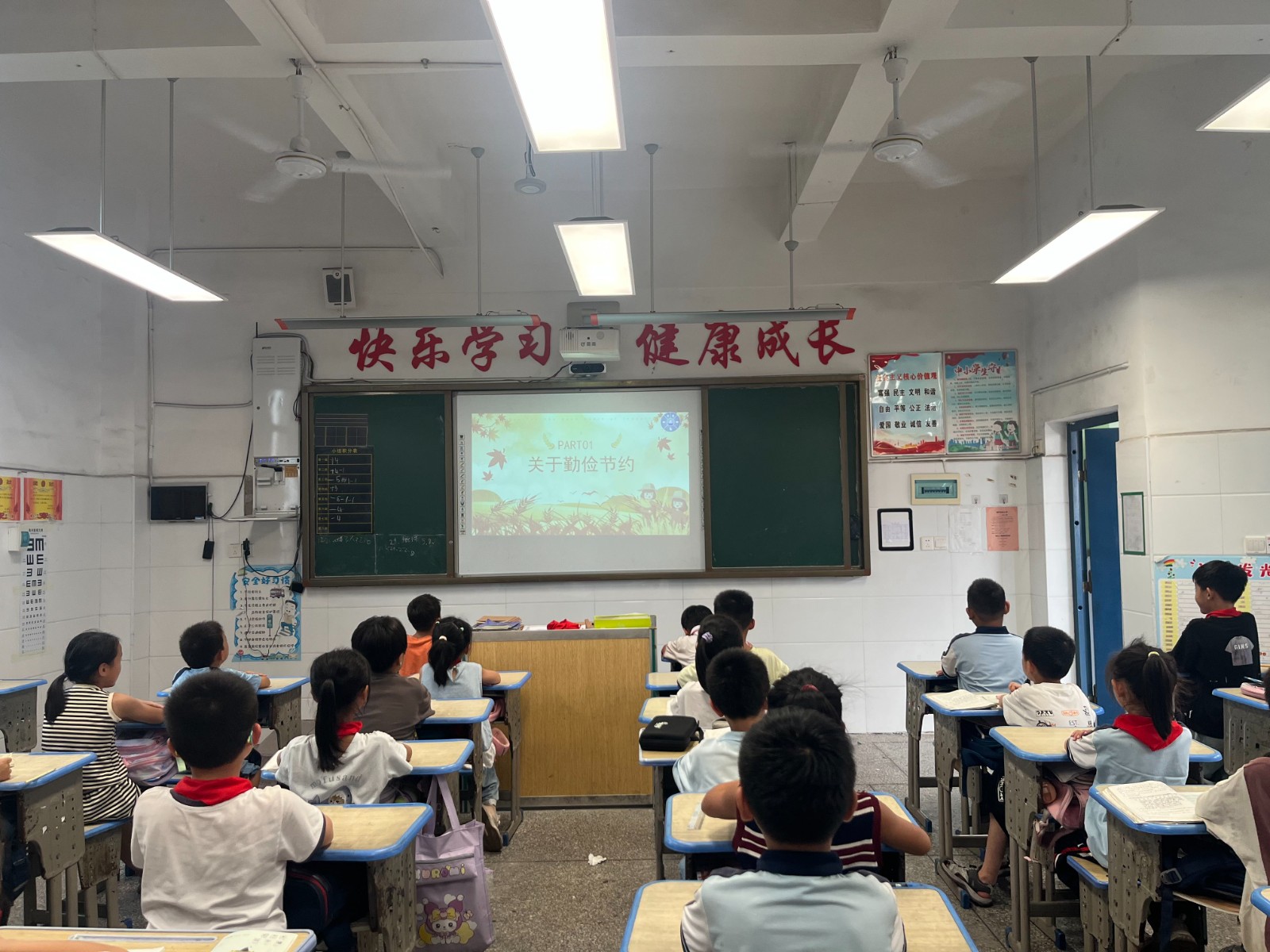 1790645624647822.jpg 学校动态照片_爱奇艺.jpg