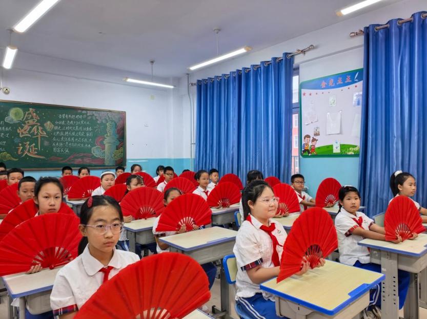 拜泉县实验小学关工领导小组开展“童心迎国庆 舞动新时代”庆十一课桌舞比赛主题教育1.jpg