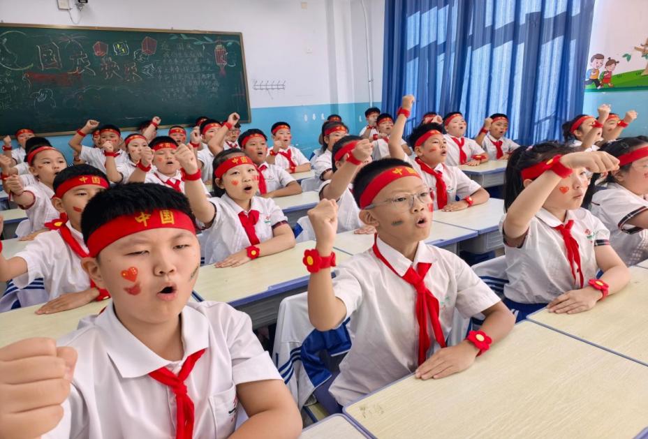 拜泉县实验小学关工领导小组开展“童心迎国庆 舞动新时代”庆十一课桌舞比赛主题教育2.jpg