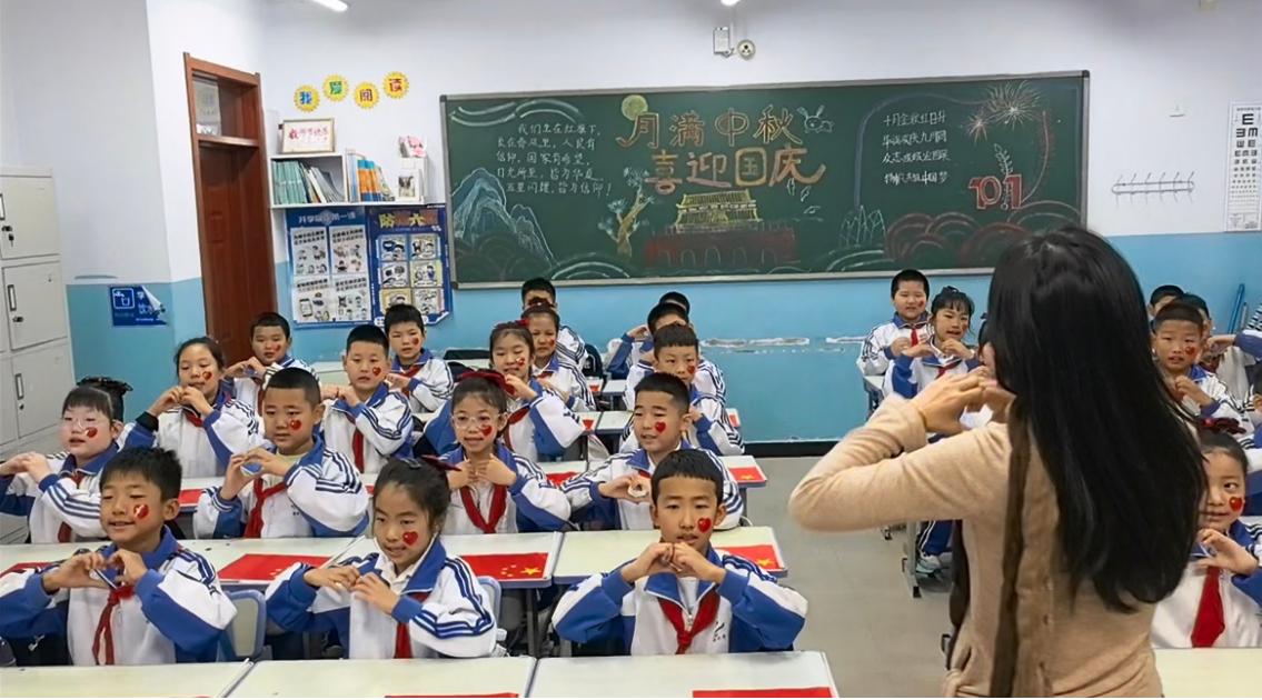 拜泉县实验小学关工领导小组开展“童心迎国庆 舞动新时代”庆十一课桌舞比赛主题教育3.jpg