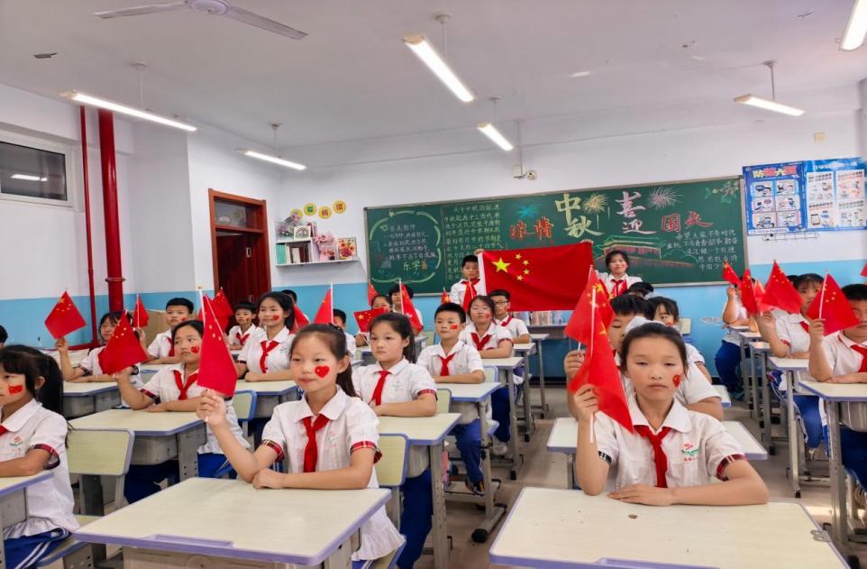 拜泉县实验小学关工领导小组开展“童心迎国庆 舞动新时代”庆十一课桌舞比赛主题教育4.jpg