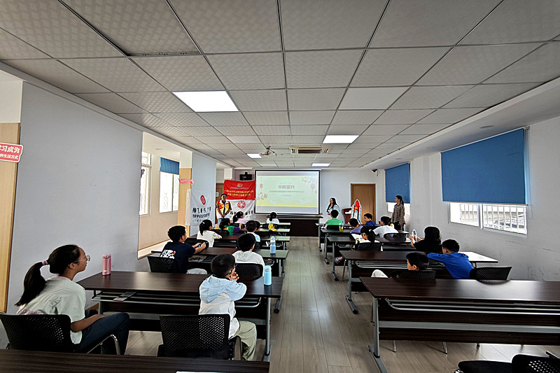 1790734853816573.jpg 江苏省南京市玄武区梅园新村街道大影壁社区关工委开展“中秋探月”科普活动(1).jpg