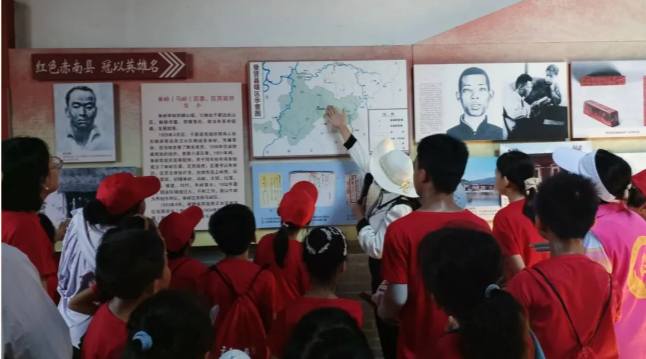 参观袁氏祠堂.jpg