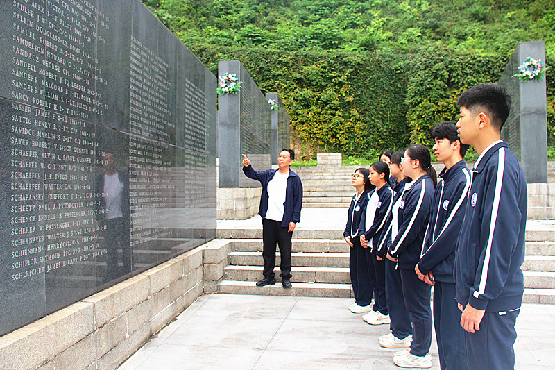 1790823196795954.jpg 玄武湖街道关工委联合开展烈士纪念日主题教育(5).jpg